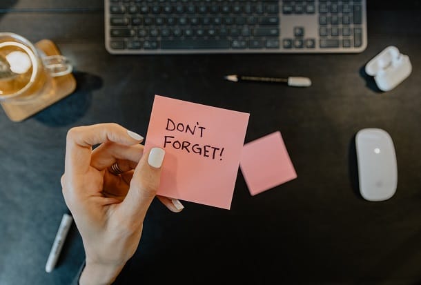 A post-it that says "Don't forget!".
